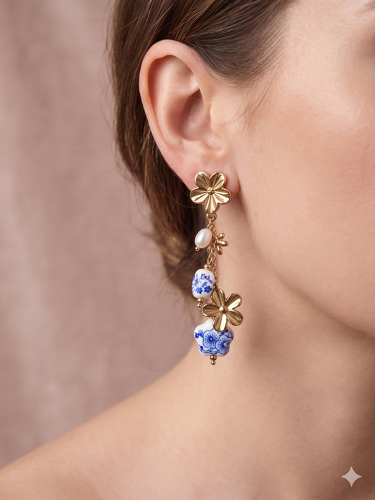 Boucles d’oreilles pendantes fleurs doré et en bleu porcelaine
