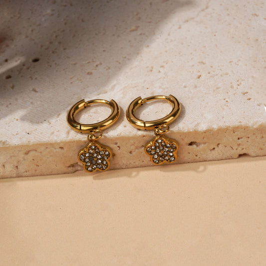 Boucles d'oreilles créoles à fleurs pavées de strass