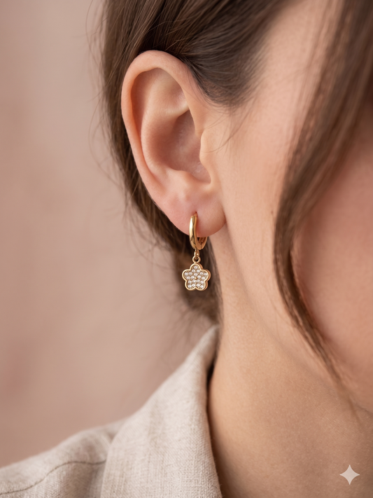 Boucles d'oreilles créoles à fleurs pavées de strass
