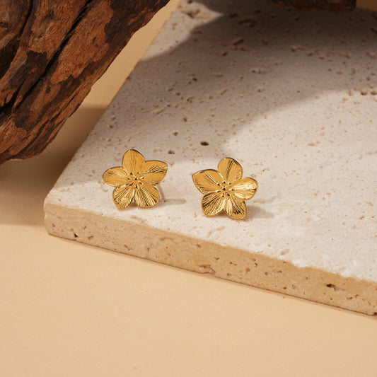 Boucles d’oreilles clous fleur texturée effet relief