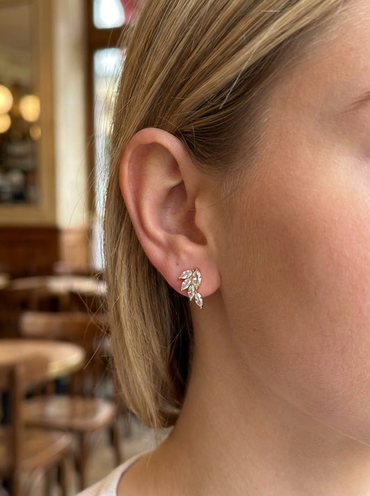 Boucles d'oreilles clous feuille à cinq strass