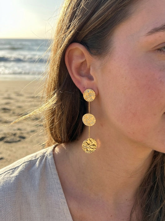 Boucles d’oreilles dorées pendantes à pastilles martelées