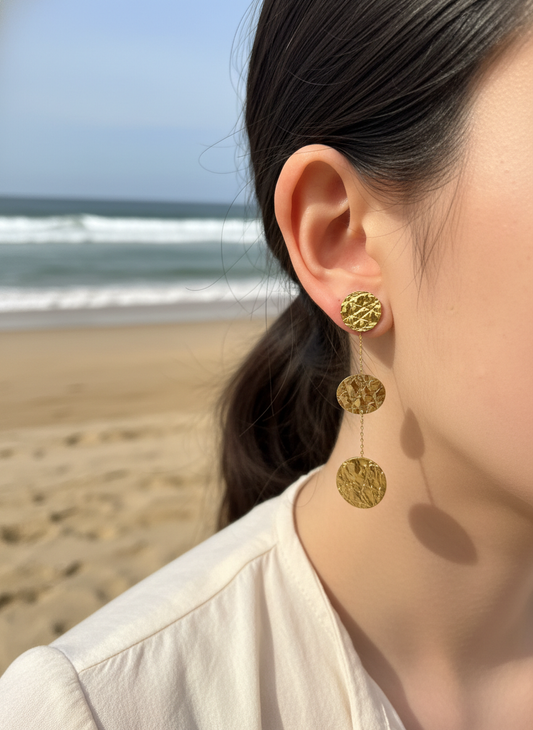 Boucles d’oreilles dorées pendantes à pastilles martelées