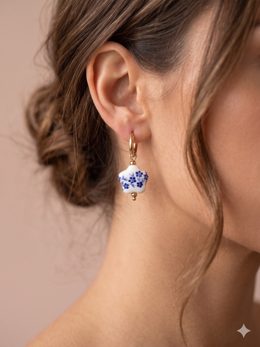 Boucles d'oreilles dorées créoles à fleurs en porcelaine bleue