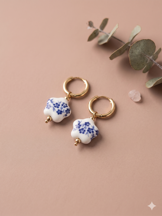 Boucles d'oreilles dorées créoles à fleurs en porcelaine bleue