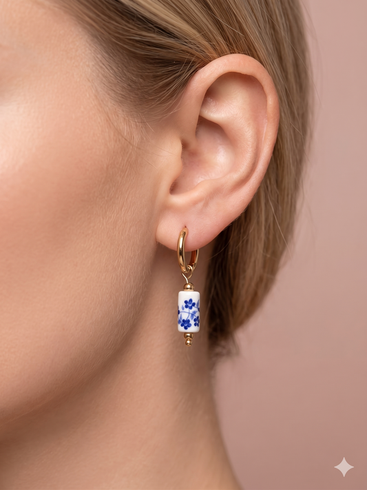 Boucles d'oreilles dorées créoles cylindres en porcelaine bleue