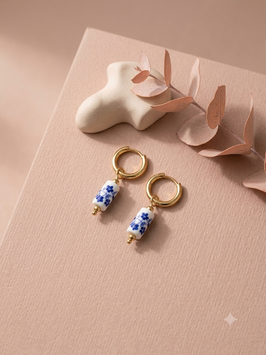 Boucles d'oreilles dorées créoles cylindres en porcelaine bleue
