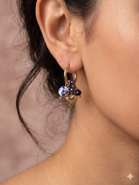 Boucles d'oreilles dorées créoles cœurs et perles porcelaine bleue