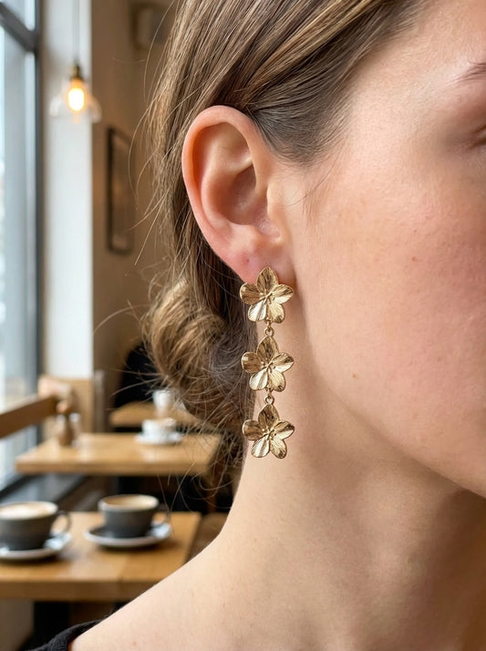 Boucles d'oreilles dorées à clips trois fleurs texturées