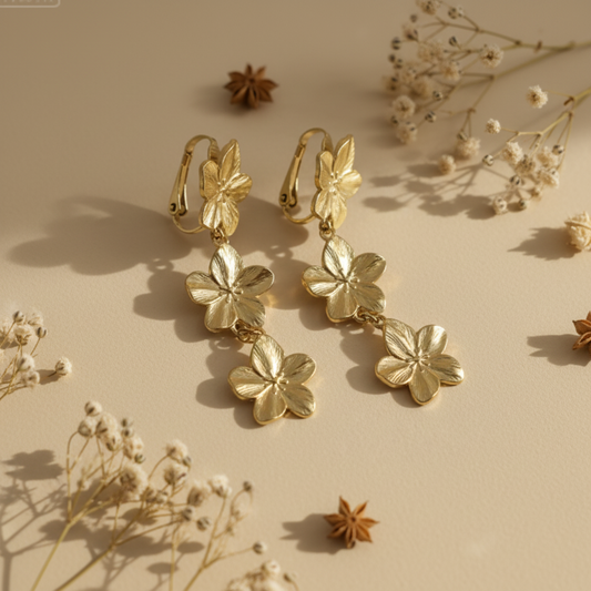 Boucles d'oreilles dorées à clips trois fleurs texturées