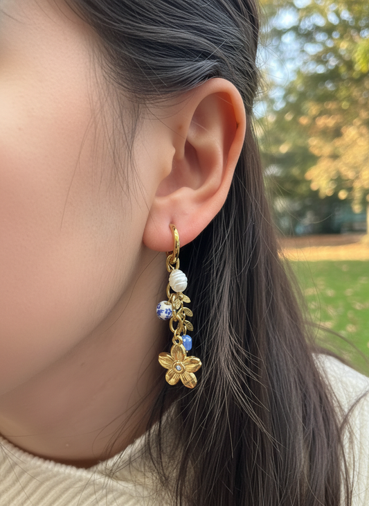 Boucles d’oreilles créoles dorées à charms floraux et perles