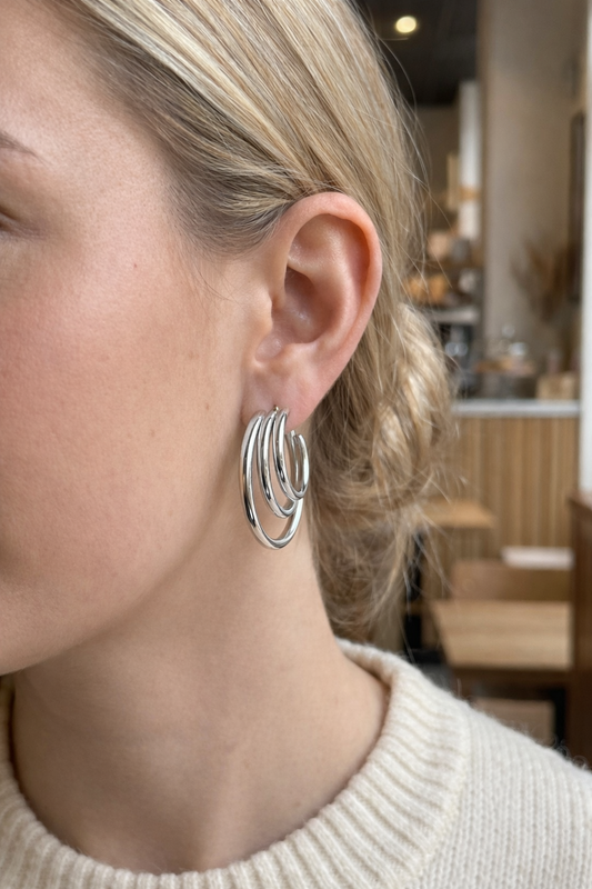 Boucles d’oreilles à créoles fines superposées