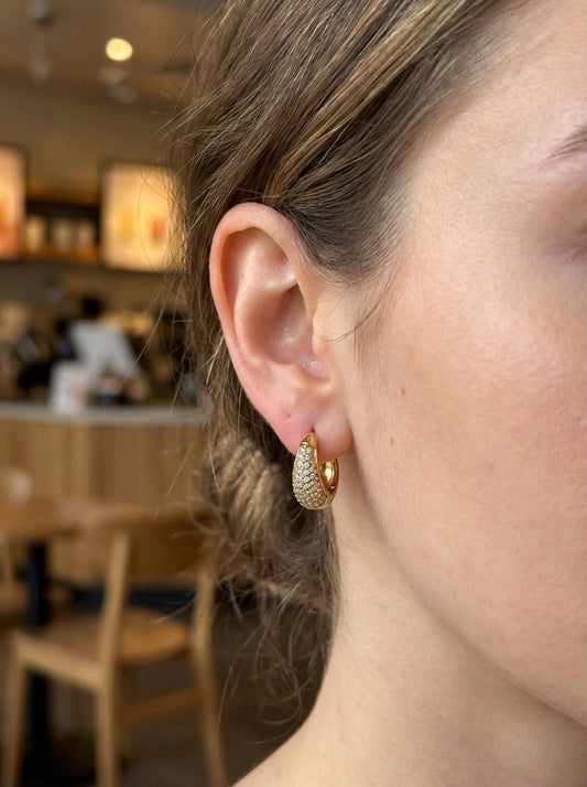 Boucles d'oreille créoles dorées ornées des strass