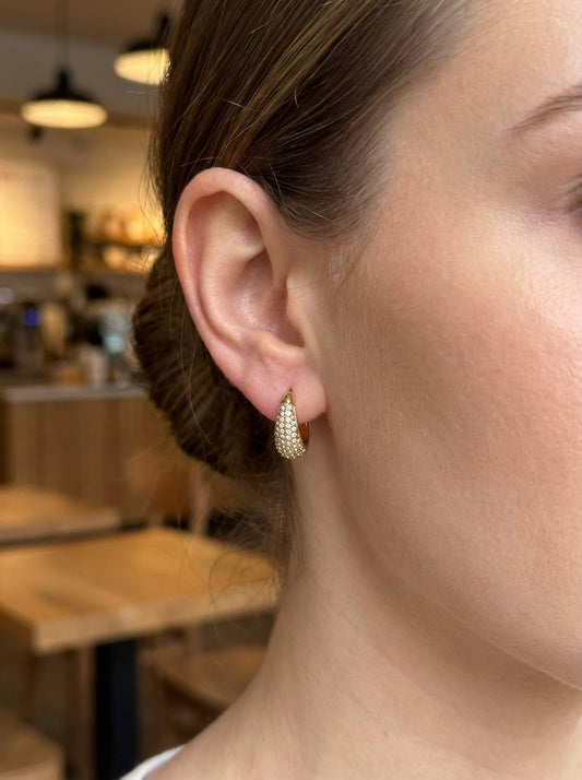 Boucles d'oreille créoles dorées ornées des strass