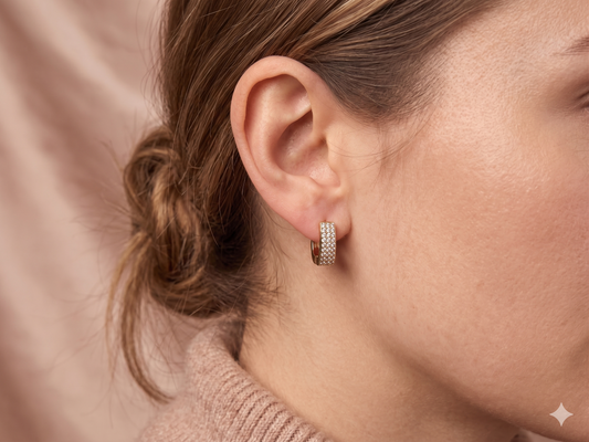 Boucles d'oreilles créoles carrées ornées de strass