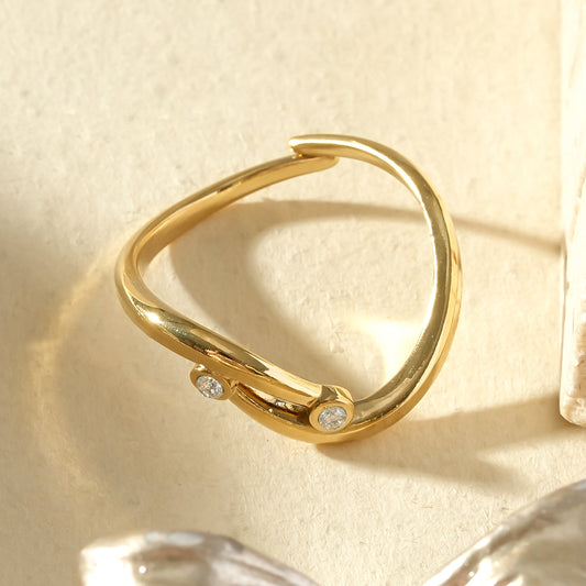 Bague ouverte design ligne croisée et strass