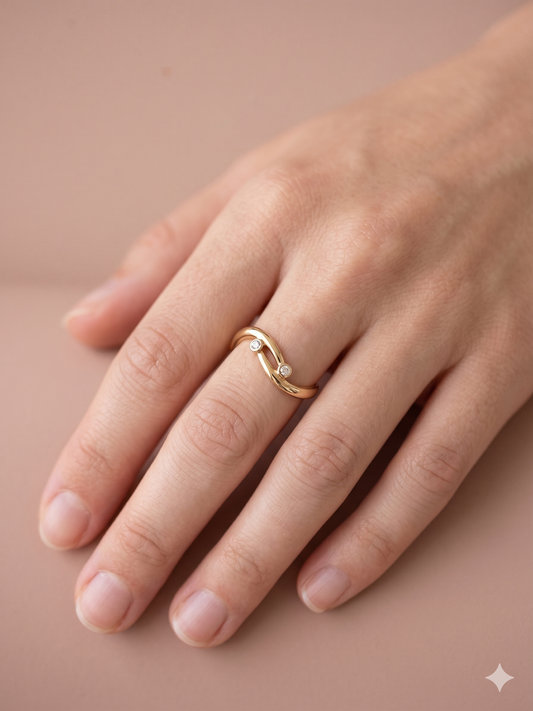 Bague ouverte design ligne croisée et strass
