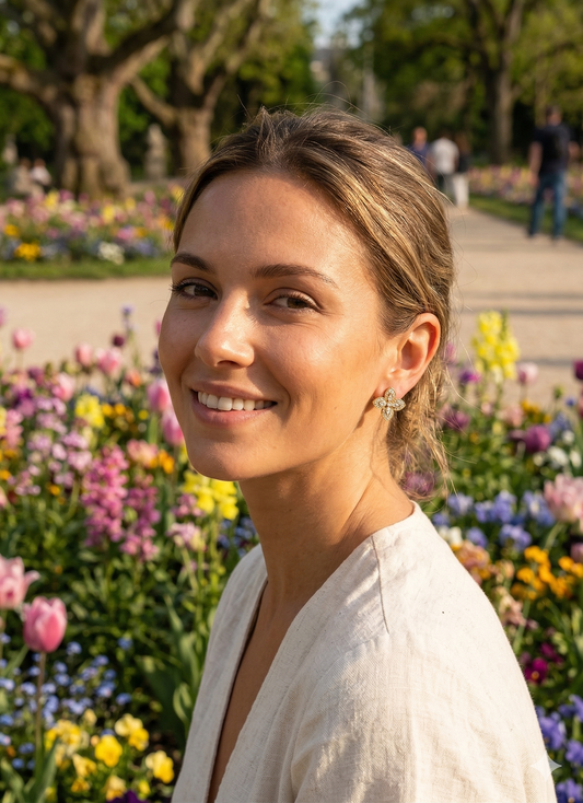 Clous d'oreilles fleurs à quatre pétales en strass