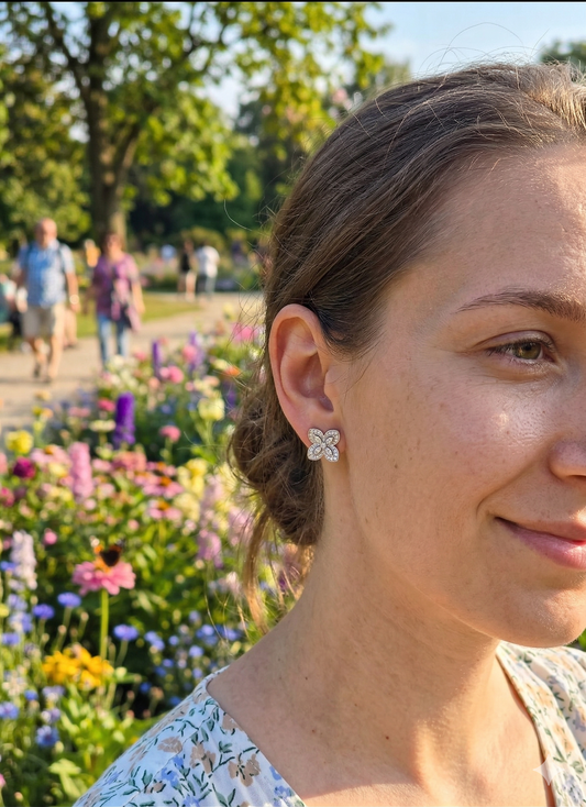 Clous d'oreilles fleurs à quatre pétales en strass