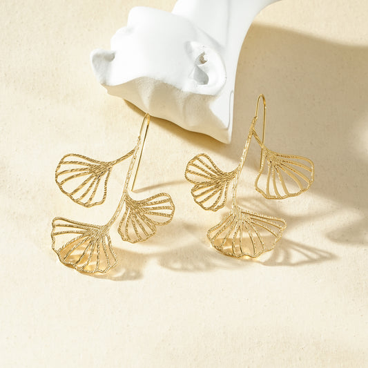 Boucles d’oreilles dorées 3 Ginkgo ajourées détails martelés