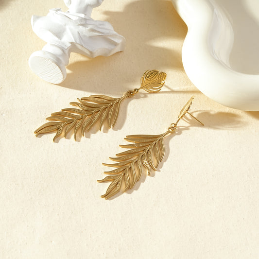 Boucles d'oreilles dorées pendantes feuilles tropicales gravées