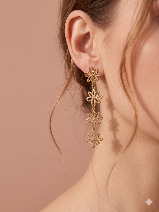 Boucles d'oreilles dorées 4 fleurs ajourées traits martelés