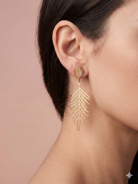 Boucles d'oreilles dorées pendantes feuilles tropicales gravées