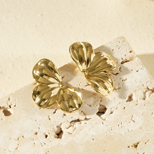 Boucles d’oreilles clous à demi pétales bombés