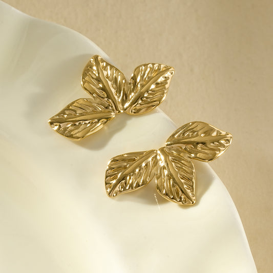 Clous d’oreilles dorés demi feuilles tropicales texturées