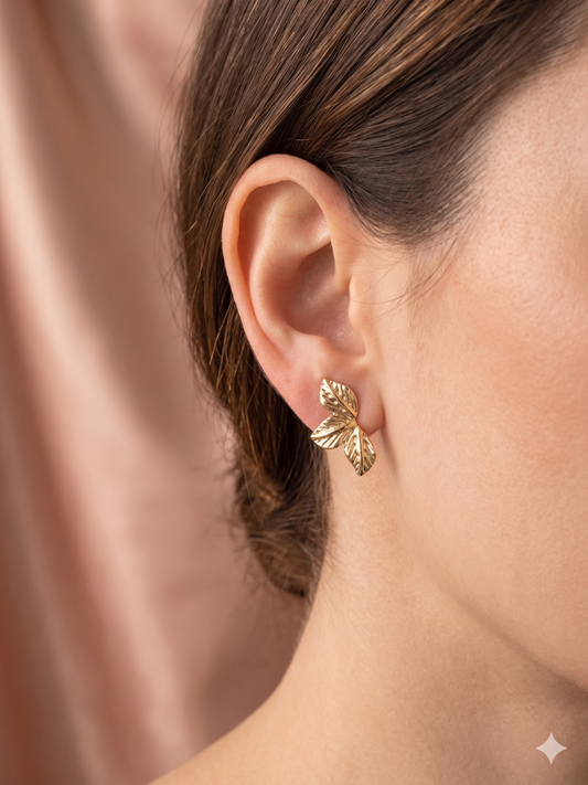 Clous d’oreilles dorés demi feuilles tropicales texturées