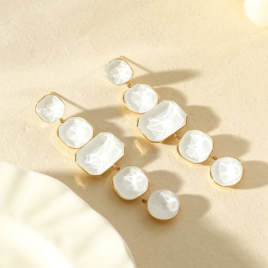 Boucles d’oreilles dorées cabochons blancs facettés
