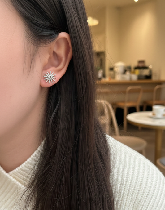 Boucles d'oreilles clous au soleil minimaliste