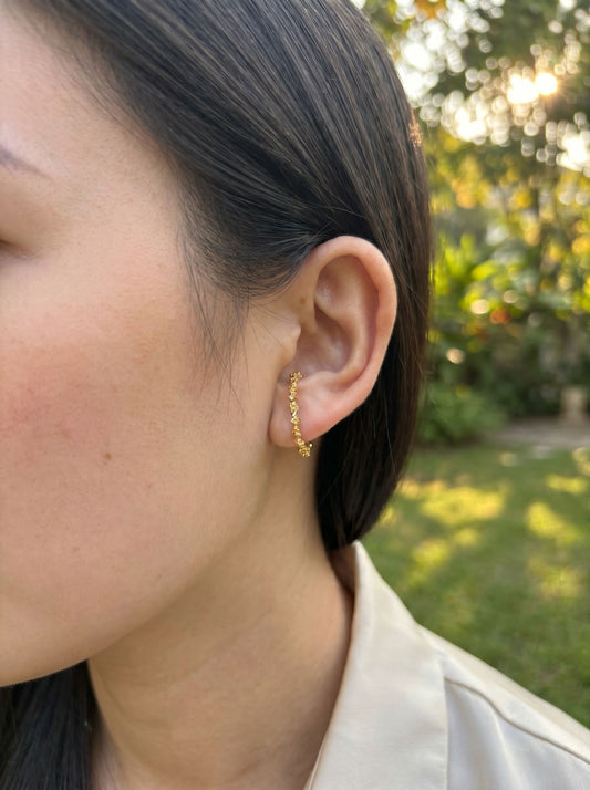 Boucle d'oreille unique en arc orné de fleurs et de strass minimalistes