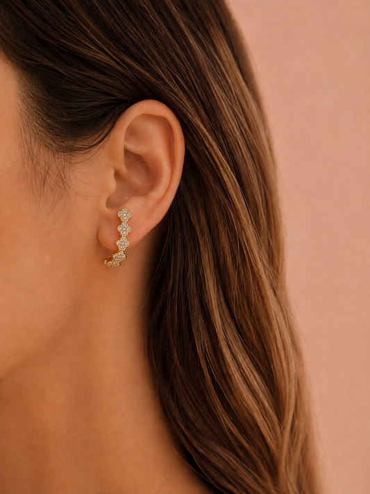 Boucle d'oreille unique en arc fleuri serti de strass