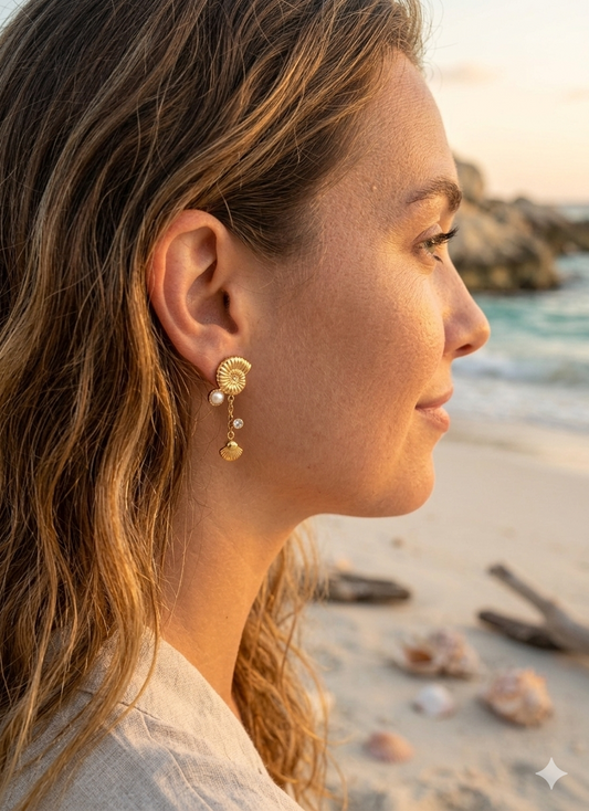 Boucles d’oreilles pendantes coquillage, perle et strass