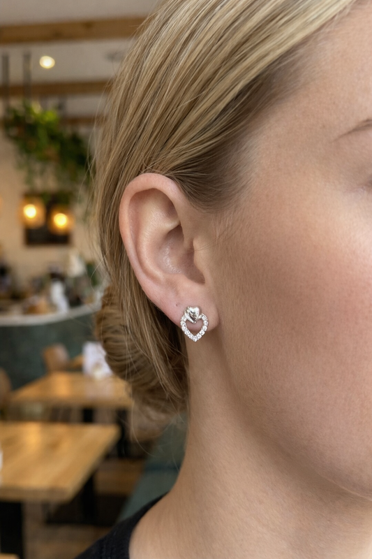 Boucles d'oreilles clous à mini cœurs en strass