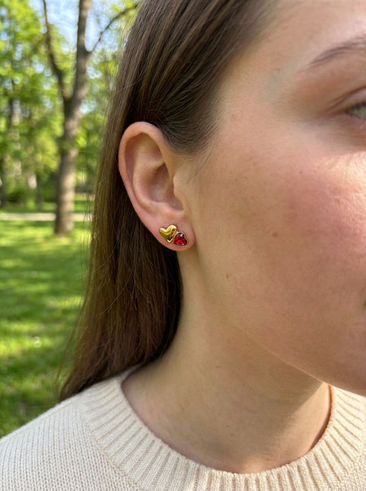 Boucles d’oreilles clous dorés duo cœurs