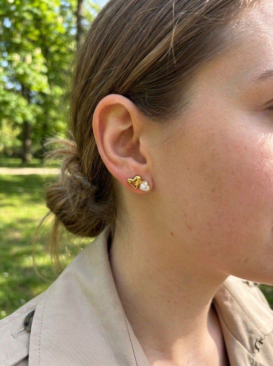Boucles d’oreilles clous dorés duo cœurs