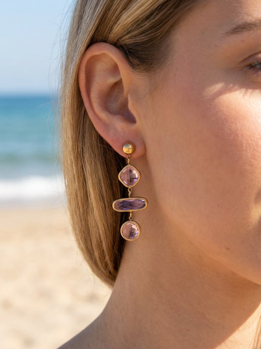 Boucles d’oreilles dorées pendantes pierres facettées