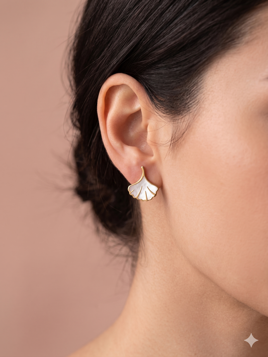 Boucles d'oreilles clous feuilles Ginkgo nacrées