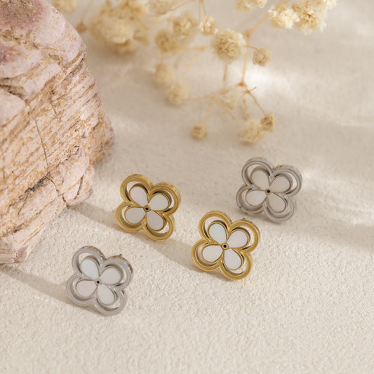 Clous d’oreilles fleur nacrée contour ajouré