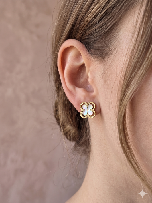 Clous d’oreilles fleur nacrée contour ajouré