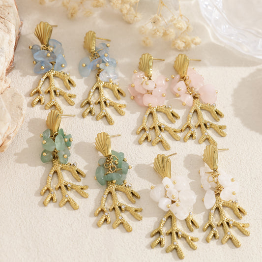 Boucles d'oreilles dorées corail strass et pierres blanches