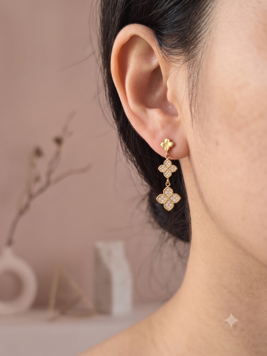 Boucles d'oreilles trèfles à quatre pétales strassés pendantes