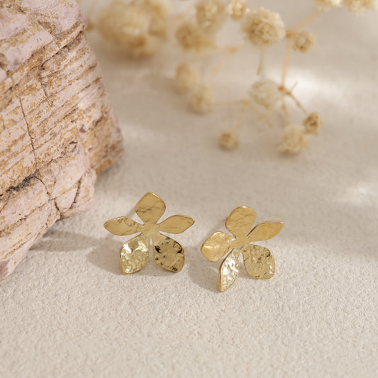 Puces d'oreilles fleurs à pétales délicats