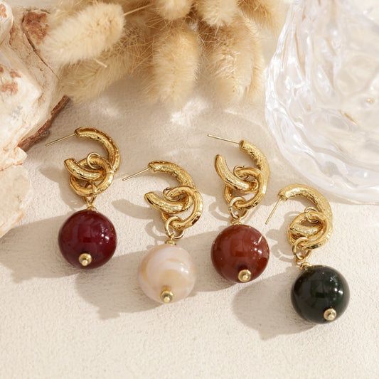 Boucles pendantes pendantes et résine goutte