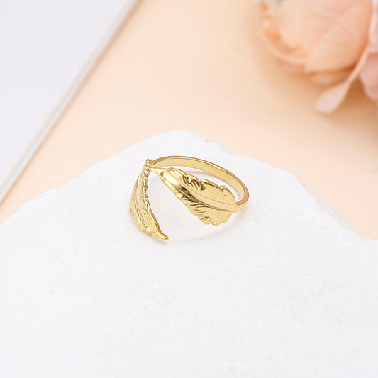 Bague fine ajustable ouverte à l’avant ornée de deux feuilles