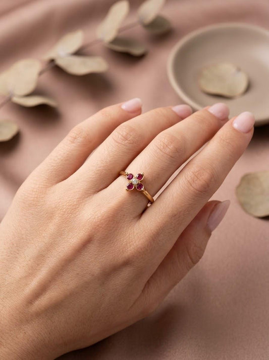 Bague fine trèfle serti