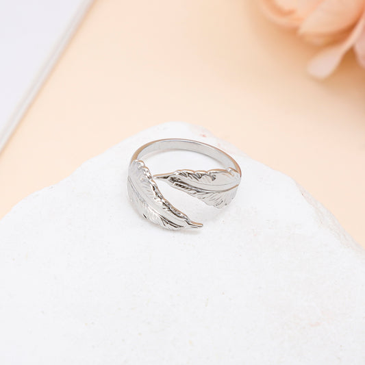 Bague fine ajustable ouverte à l’avant ornée de deux feuilles