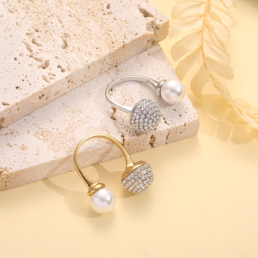 Bague ouverte par devant perle et boule strassée